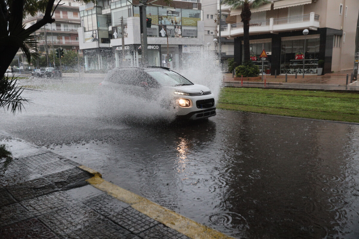 Πλημμυρισμένοι δρόμοι στη Νέα Σμύρνη (ΓΙΑΝΝΗΣ ΠΑΝΑΓΟΠΟΥΛΟΣ/ EUROKINISSI)