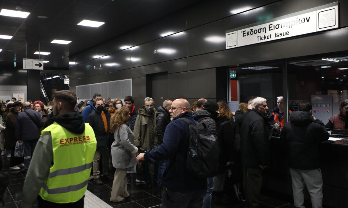 Στιγμιότυπο από το Μετρό Θεσσαλονίκης, την πρώτη ημέρα λειτουργίας του με εισιτήριο. 
(ΒΑΣΙΛΗΣ ΒΕΡΒΕΡΙΔΗΣ/ΜΟΤΙΟΝΤΕΑΜ)