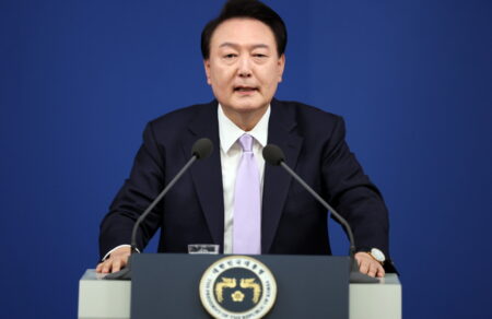 notia-korea-o-proedros-kiryxe-stratiotiko-nomo-530704