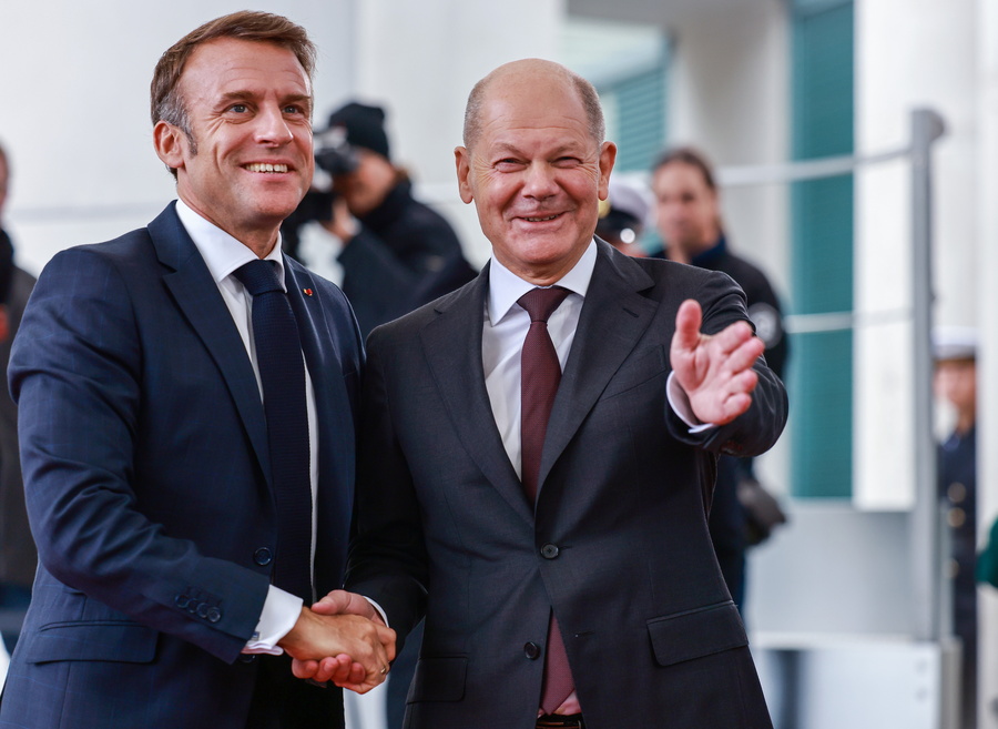 German Chancellor Olaf Scholz welcomes French President Emmanuel Macron (L) prior to their meeting at the Chancellery in Berlin, Germany.  EPA/HANNIBAL HANSCHKE