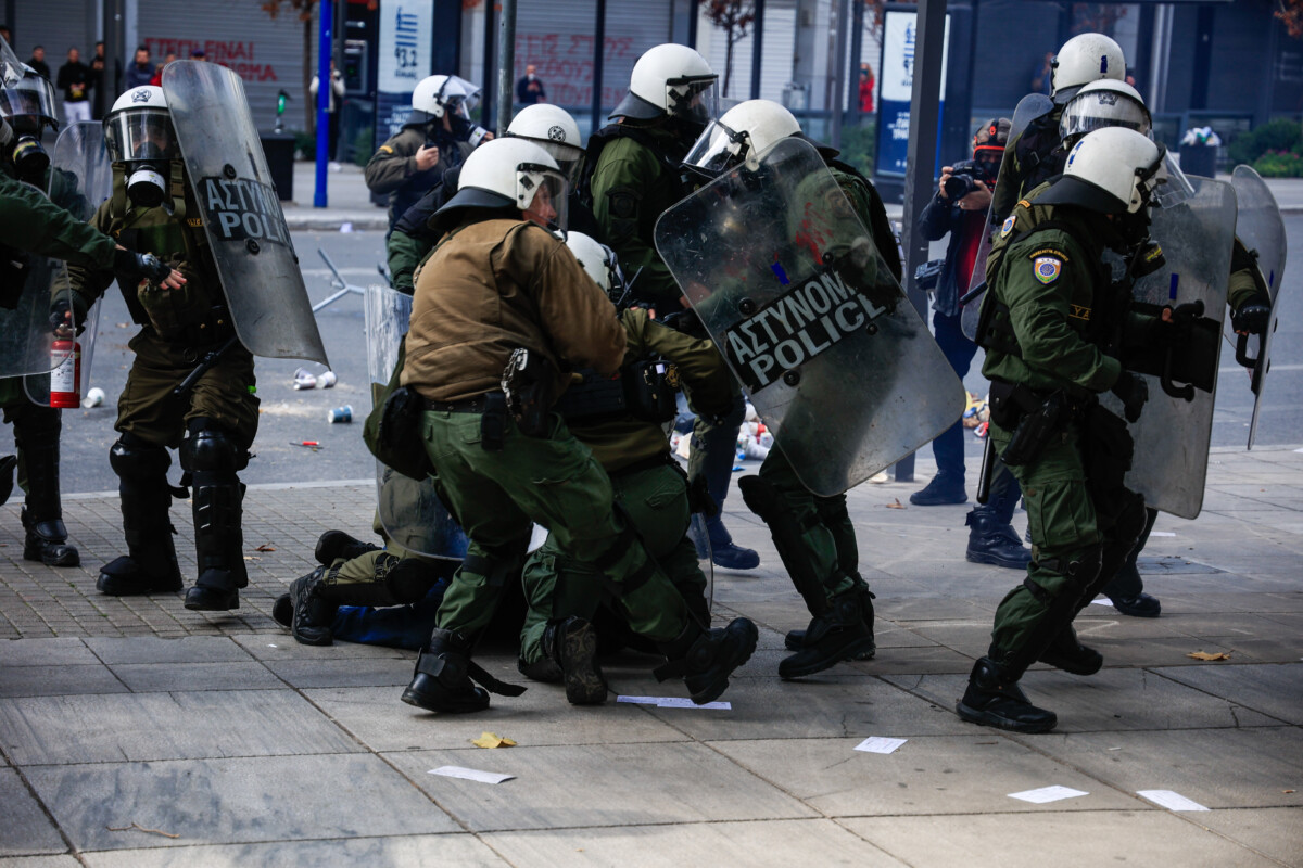 Επεισόδια κατά την διάρκεια του συλλαλητηρίου για το δυστύχημα των Τεμπών στην πλατεία Συντάγματος, Κυριακή 26 Ιανουαρίου 2025. 
(ΓΙΩΡΓΟΣ ΚΟΝΤΑΡΙΝΗΣ/EUROKINISSI)