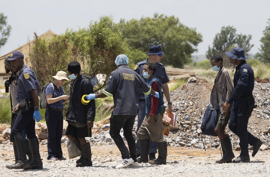 Εργάτες ανασύρονται από το παράνομο ορυχείο στην Νότια Αφρική