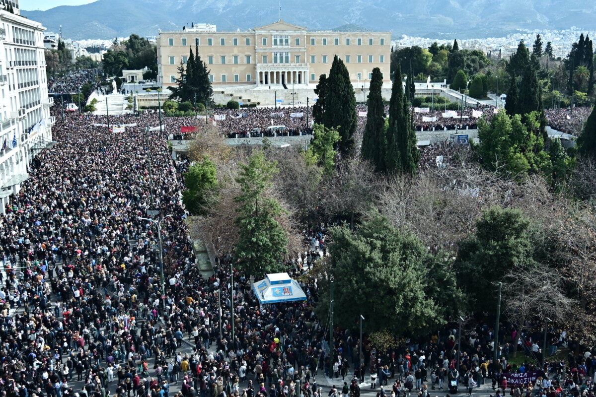 Συλλαλητήριο στην πλατεία Συντάγματος για το σιδηροδρομικό δυστύχημα στα Τέμπη, με συνθήματα "Δεν έχω οξυγόνο" και "Κανένα έγκλημα χωρίς τιμωρία",(ΚΩΣΤΑΣ ΤΖΟΥΜΑΣ/EUROKINISSI)