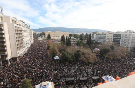 mitsotakis-ektakti-synenteyxi-en-meso-ayxanomenis-piesis-gia-ta-tempi-552965