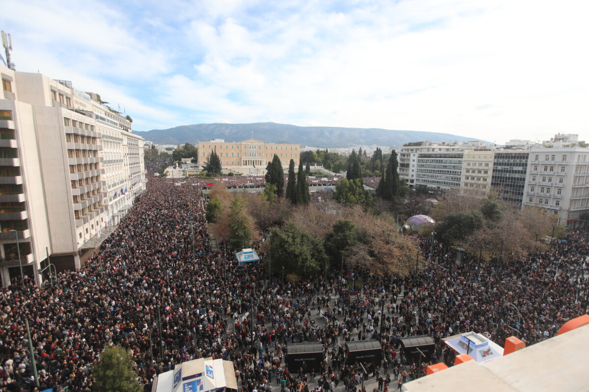 Συλλαλητήριο στην πλατεία Συντάγματος για το σιδηροδρομικό δυστύχημα στα Τέμπη, με συνθήματα "Δεν έχω οξυγόνο" και "Κανένα έγκλημα χωρίς τιμωρία", από τον "Σύλλογο Πληγέντων Δυστυχήματος Τεμπών", Κυριακή 26 Ιανουαρίου 2025. Όπως τονίζεται στην ανακοίνωση που ανάρτησαν οι συγγενείς των θυμάτων, ζητούν την άμεση έρευνα για την έκρηξη του παράνομου χημικού φορτίου και τη φωτιά που έκαψε ζωντανά 30 άτομα, τα οποία είχαν επιζήσει από τη μοιραία σύγκρουση, ενώ αίτημά τους είναι να δοθούν εξηγήσεις από τον υποψήφιο Πρόεδρο της Δημοκρατίας, Κωνσταντίνου Τασούλα "για το θάψιμο των δικογραφιών για τα Τέμπη στα συρτάρια της Βουλής". 
(ΓΙΑΝΝΗΣ ΠΑΝΑΓΟΠΟΥΛΟΣ/EUROKINISSI)