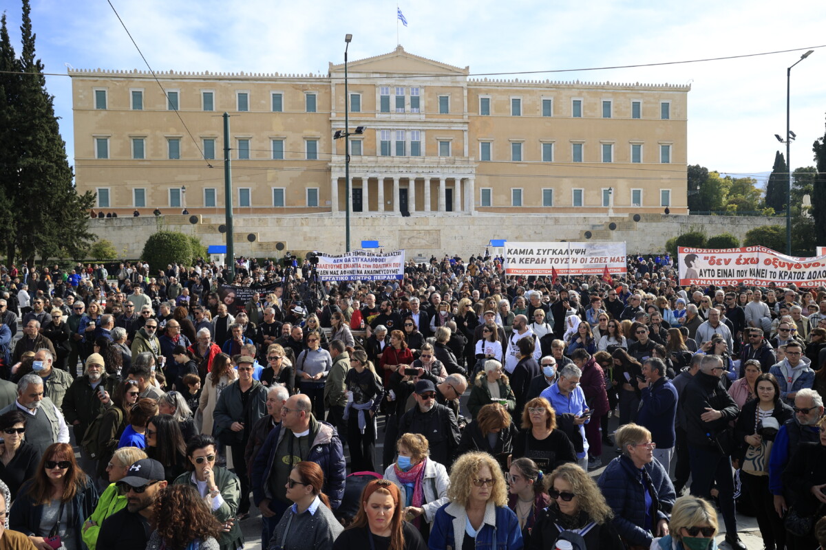 Συλλαλητήριο στην πλατεία Συντάγματος για το σιδηροδρομικό δυστύχημα στα Τέμπη, με συνθήματα "Δεν έχω οξυγόνο" και "Κανένα έγκλημα χωρίς τιμωρία", από τον "Σύλλογο Πληγέντων Δυστυχήματος Τεμπών", Κυριακή 26 Ιανουαρίου 2025.(ΓΙΩΡΓΟΣ ΚΟΝΤΑΡΙΝΗΣ/EUROKINISSI)