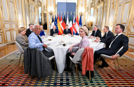 i-eyropi-anamesa-se-dyo-polemoys-o-rolos-tramp-i-oykrania-kai-ta-geopolitika-riska-564486