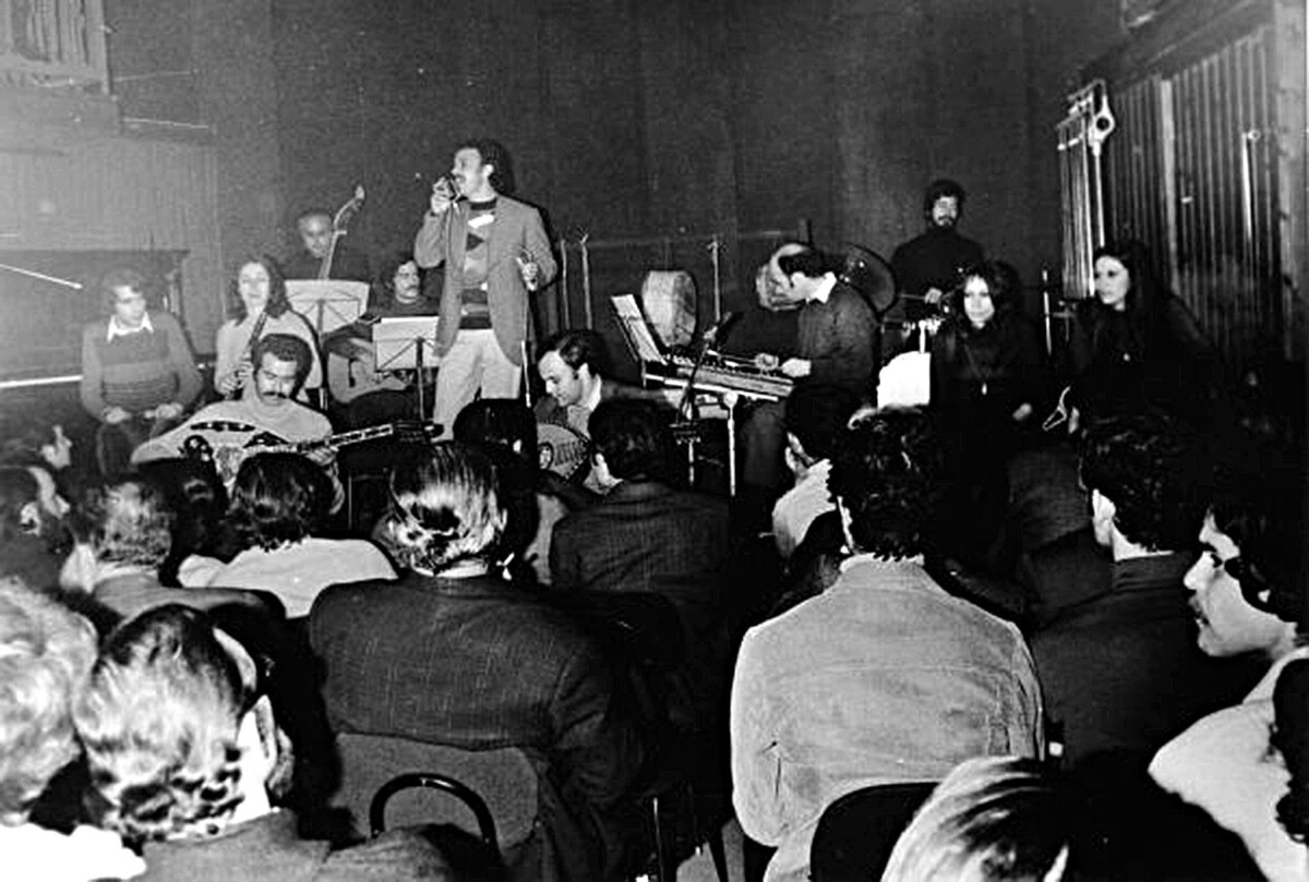 Ο Νίκος Ξυλούρης τραγουδά στη Λήδρα. Αρχείο Γιάννη Μαρκόπουλου