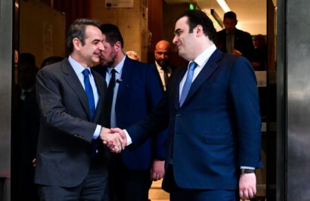 mitsotakis-tha-krithoyme-se-25-chronia-me-ayxiseis-misthon-kai-meioseis-foron-577447