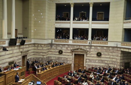 voyli-trikakia-tin-ora-poy-miloyse-o-mitsotakis-apo-neolaioys-tis-neas-aristeras-fotovinteo-573549