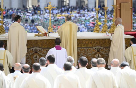 konklavio-stis-7-maioy-xekina-i-synodos-gia-tin-eklogi-neoy-papa-oi-12-vasikoi-ypopsifioi-596361