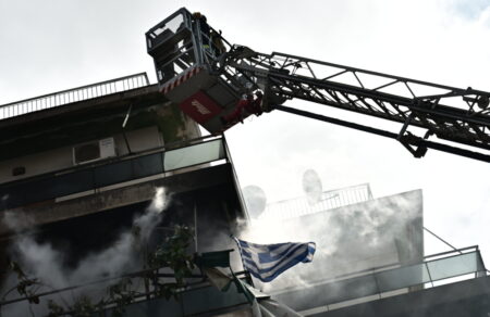 ampelokipoi-fotia-se-diamerisma-stin-leoforo-mesogeion-mia-ilikiomeni-apegklovistike-596800