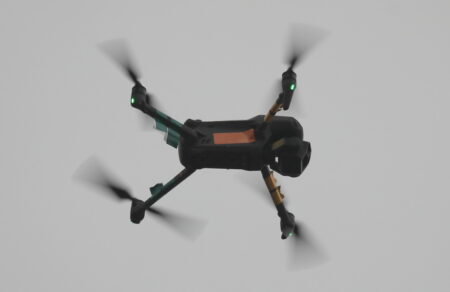 ollandia-stratiotika-pyra-kata-drones-poy-petoysan-pano-apo-vasi-tis-polemikis-aeroporias-631516