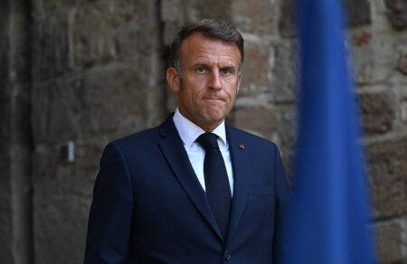 makron-se-pezeskian-na-stamatisei-to-iran-tis-epitheseis-kai-na-eggyithei-tin-eleytheria-tis-naysiploias-647907