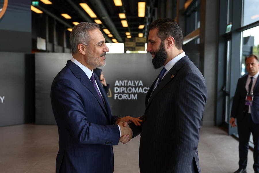 Ο Τούρκος υπουργός Εξωτερικών Χακάν Φιντάν (αριστερά) και ο Αχμέντ αλ-Σαράα. EPA/TURKISH FOREIGN MINISTER PRESS OFFICE HANDOUT  HANDOUT EDITORIAL USE ONLY/NO SALES