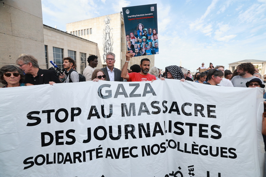 EPA/Olivier Hoslet