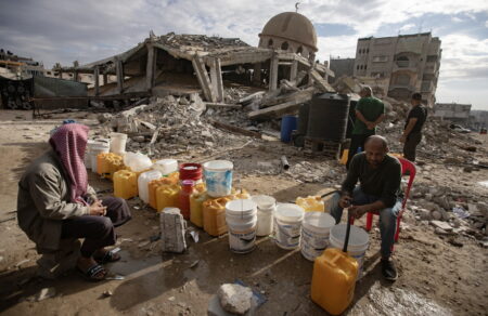 gaza-i-akraia-dipsa-exaplonetai-parallila-me-tin-peina-katarreoyses-ypodomes-molysmenoi-agogoi-643589