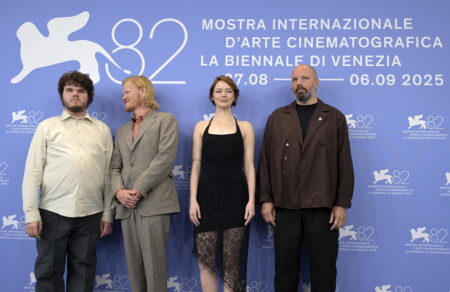 giorgos-lanthimos-me-karfitsa-sta-chromata-tis-palaistiniakis-simaias-stin-venetia-652325