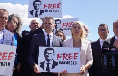 ekrem-imamogloy-porta-se-eyropaioys-dimarchoys-poy-ithelan-na-ton-episkefthoyn-anamesa-toys-kai-o-charis-doykas-652426