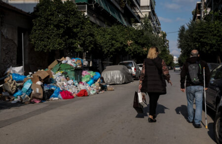 eurostat-enas-stoys-pente-ellines-dilonei-pos-zei-se-periochi-me-rypansi-kai-vromia-653861
