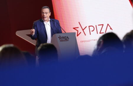 famellos-simata-ston-tsipra-aichmes-kata-pasok-pleysis-skliri-kritiki-sta-metra-mitsotaki-657310