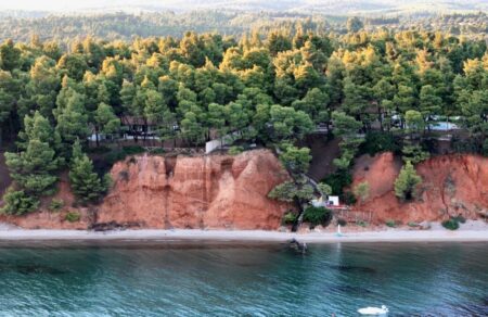 paralia-askamia-ena-kryfo-diamanti-anamesa-se-peyka-kai-kokkinoys-vrachoys-vinteo-660963