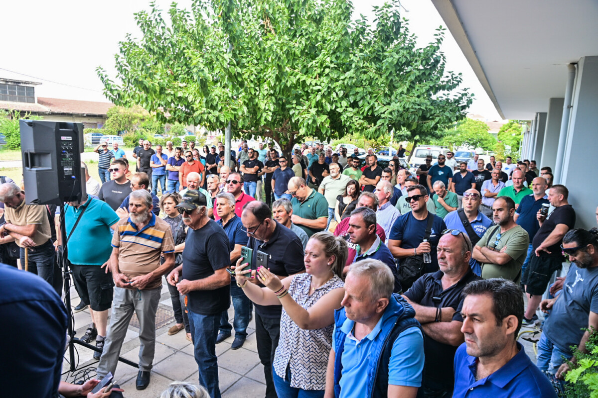 Διαμαρτυρία κτηνοτρόφων στο κτήριο της Περιφέρειας Θεσσαλίας στην Λάρισα
