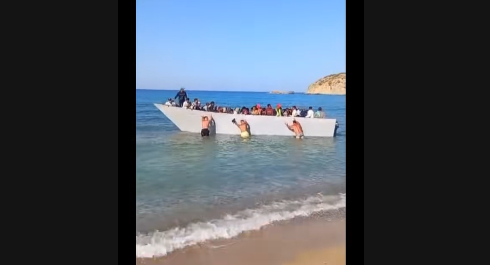 Κρήτη / Σάλος με βίντεο που δείχνει λουόμενους να σπρώχνουν βάρκα με μετανάστες