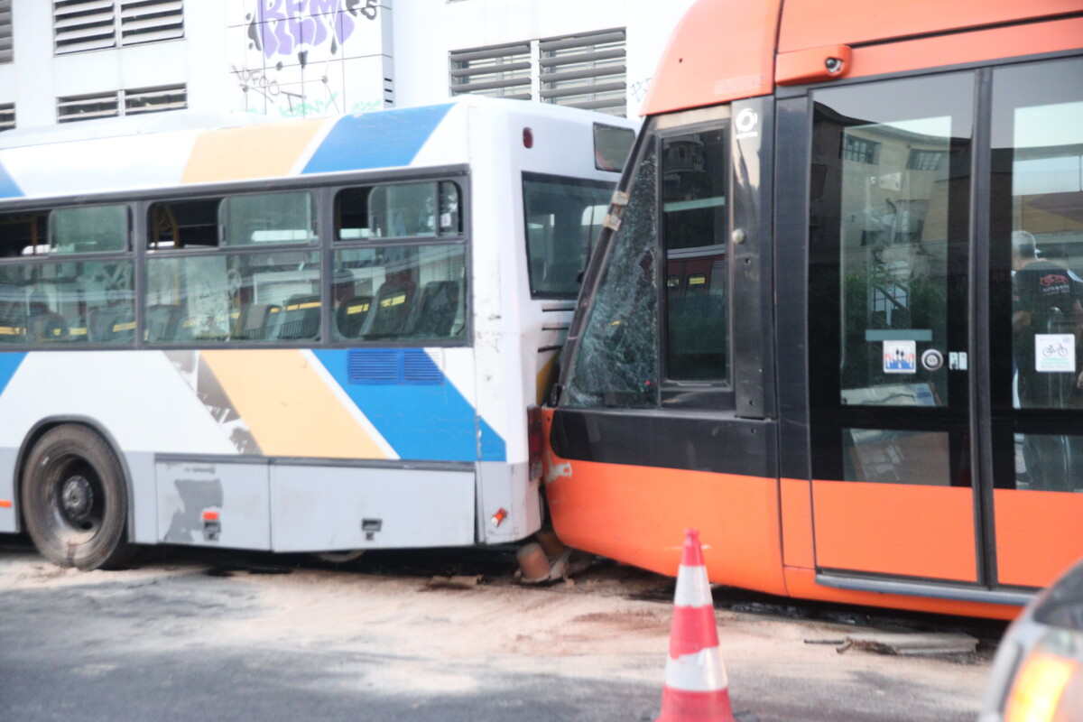 Σύγκρουση αστικού λεωφορείο με τραμ στον Πειραιά