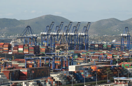reuters-to-limani-toy-peiraia-sto-stochastro-ton-ipa-i-apeili-tis-kinas-kai-i-ypo-parakoloythisi-cosco-659317