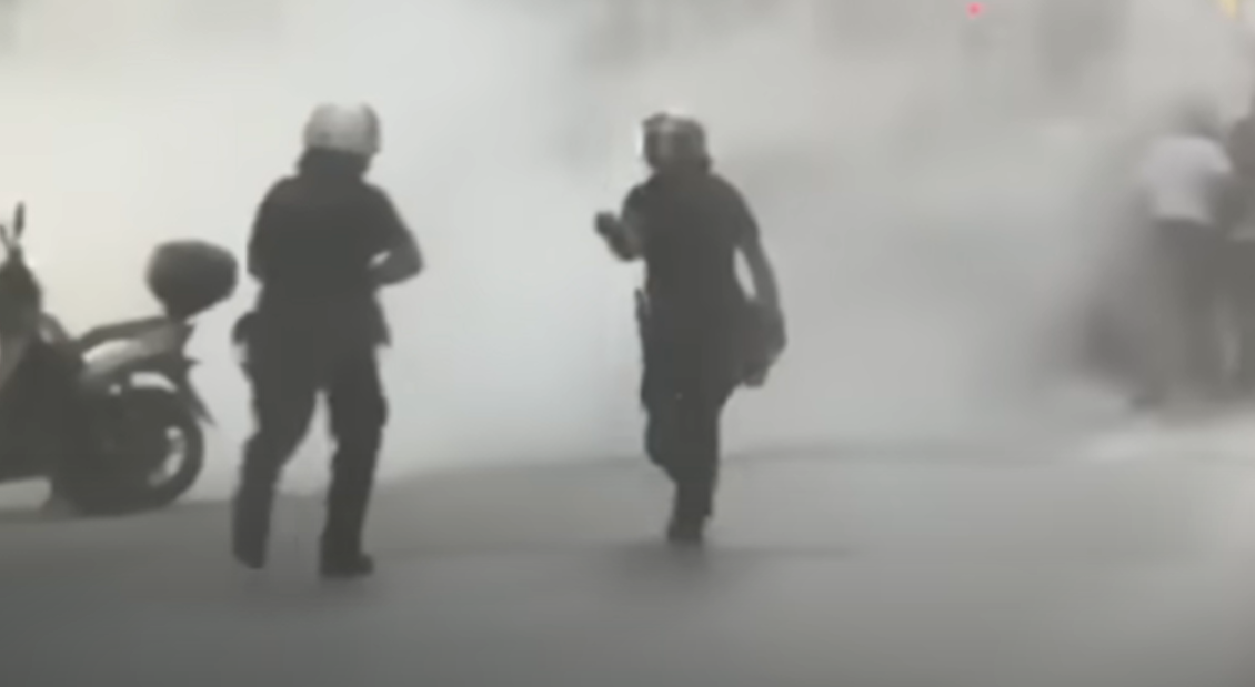 Πάτρα / ΜΑΤατζής ρίχνει σφαλιάρα σε ΜΑΤατζή στην πορεία για τον Παύλο Φύσσα [Βίντεο]