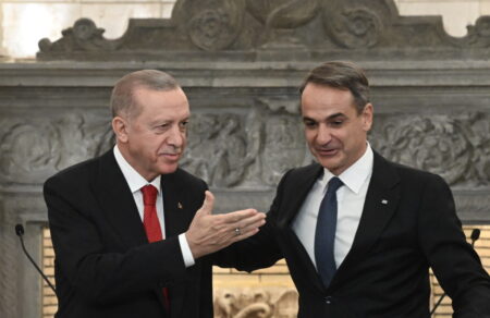 ellinotoyrkika-se-diarki-epafi-me-tramp-o-erntogan-cest-la-vie-leei-o-mitsotakis-663709