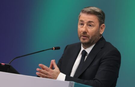 androylakis-apo-deth-i-politiki-allagi-pernaei-mesa-apo-ti-niki-toy-pasok-to-programma-i-skliri-kritiki-stin-kyvernisi-kai-to-endechomeno-synergasion-658362