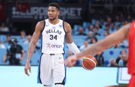 giannis-antetokoynmpo-min-anevasete-xana-ta-paidia-moy-se-kamia-platforma-ftanei-669270