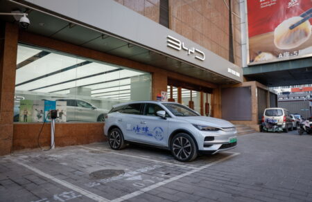 ilektrika-aytokinita-h-kineziki-byd-xeperase-tin-tesla-se-poliseis-to-2025-677067