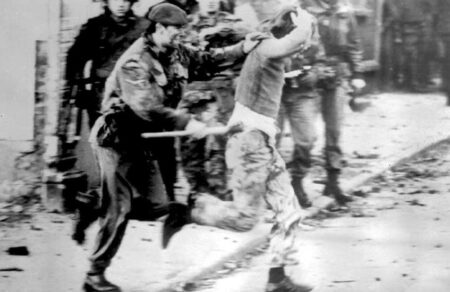 bloody-sunday-athoothike-o-vretanos-stratiotis-f-gia-tis-dolofonies-toy-1972-vinteo-676994