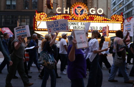 kyvernisi-tramp-empolemi-zoni-to-sikago-oi-diadilotes-plironontai-apo-kartel-kai-tromokratikes-organoseis-668557