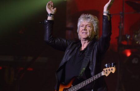 tzon-lotz-pethane-o-mpasistas-kai-tragoydistis-ton-moody-blues-670996