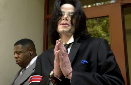 sfodri-machi-metaxy-skinotheton-o-maikl-tzakson-itan-cheiroteros-apo-ton-tzefri-epstain-680747