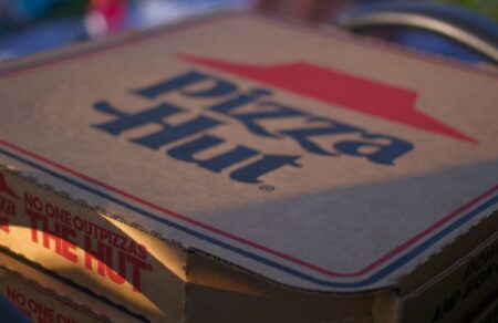 pizza-hut-kleinei-68-estiatoria-sti-vretania-oikonomika-provlimata-kai-antagonismos-odigisan-se-ptocheysi-675382