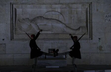 syntagma-prosichthi-30chroni-poy-ekatse-sto-mnimeio-toy-agnostoy-stratioti-678218