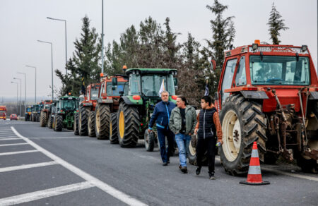 agrotes-se-trochia-kinitopoiiseon-me-fonto-ton-opekepe-ta-mploka-kai-to-syllalitirio-stin-athina-677421