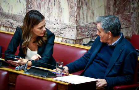 tsakalotos-achtsiogloy-kontra-gia-to-mi-kostologimeno-oikonomiko-programma-toy-syriza-to-2023-675105