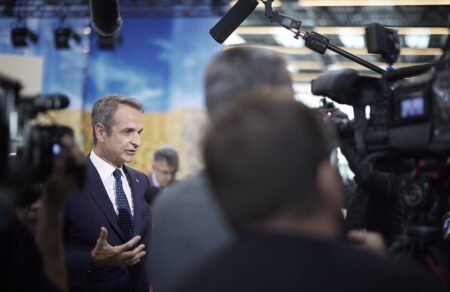 mitsotakis-apo-kopegchagi-ypostirixi-ee-gia-metanasteytiko-symfonos-gia-themata-koinotikis-amynas-667244