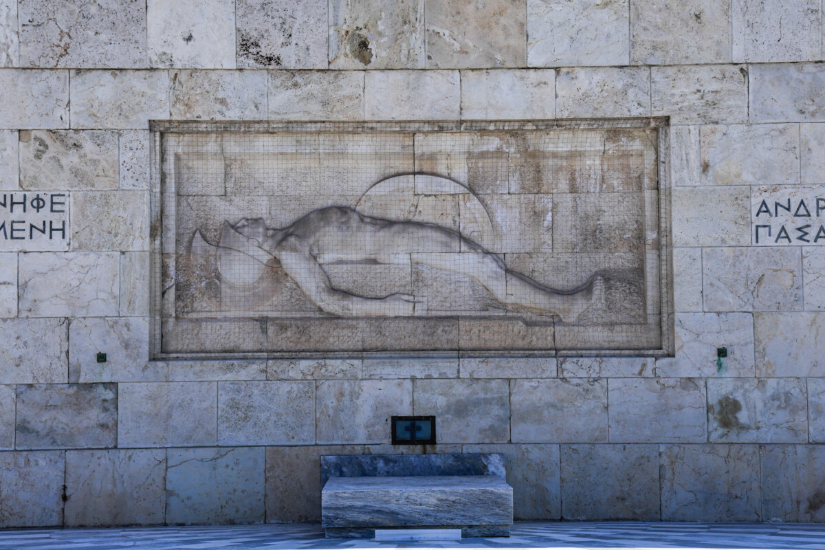 Στιγμιότυπο από το μνημείο του Άγνωστου Στρατιώτη. (ΓΙΩΡΓΟΣ ΚΟΝΤΑΡΙΝΗΣ/EUROKINISSI)