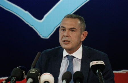 kammenos-epistrefei-me-neo-komma-kai-archigo-ti-syzygo-toy-ti-leei-gia-tsipra-samara-mitsotaki-670821