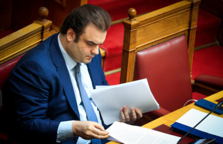 voyli-kleisimo-elta-prepei-na-lifthoyn-dyskoles-apofaseis-leei-o-pierrakakis-ti-zita-i-antipoliteysi-680451