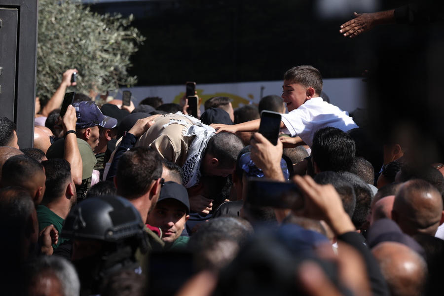 Ραμάλα / Ξέσπασμα χαράς και δακρύων για την απελευθέρωση Παλαιστινίων [Βίντεο]