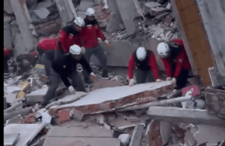 toyrkia-anasyrthikan-nekroi-oi-goneis-tis-pentameloys-oikogeneias-679819