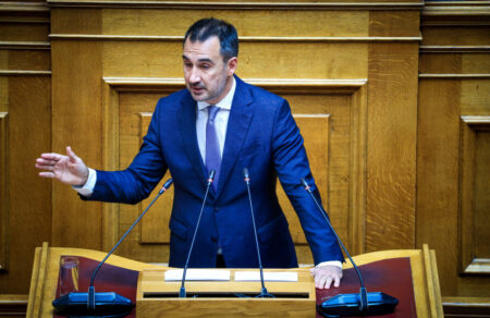 charitsis-exoteriki-politiki-tis-glastras-kai-toy-kaloy-pelati-stin-agora-oplon-673501